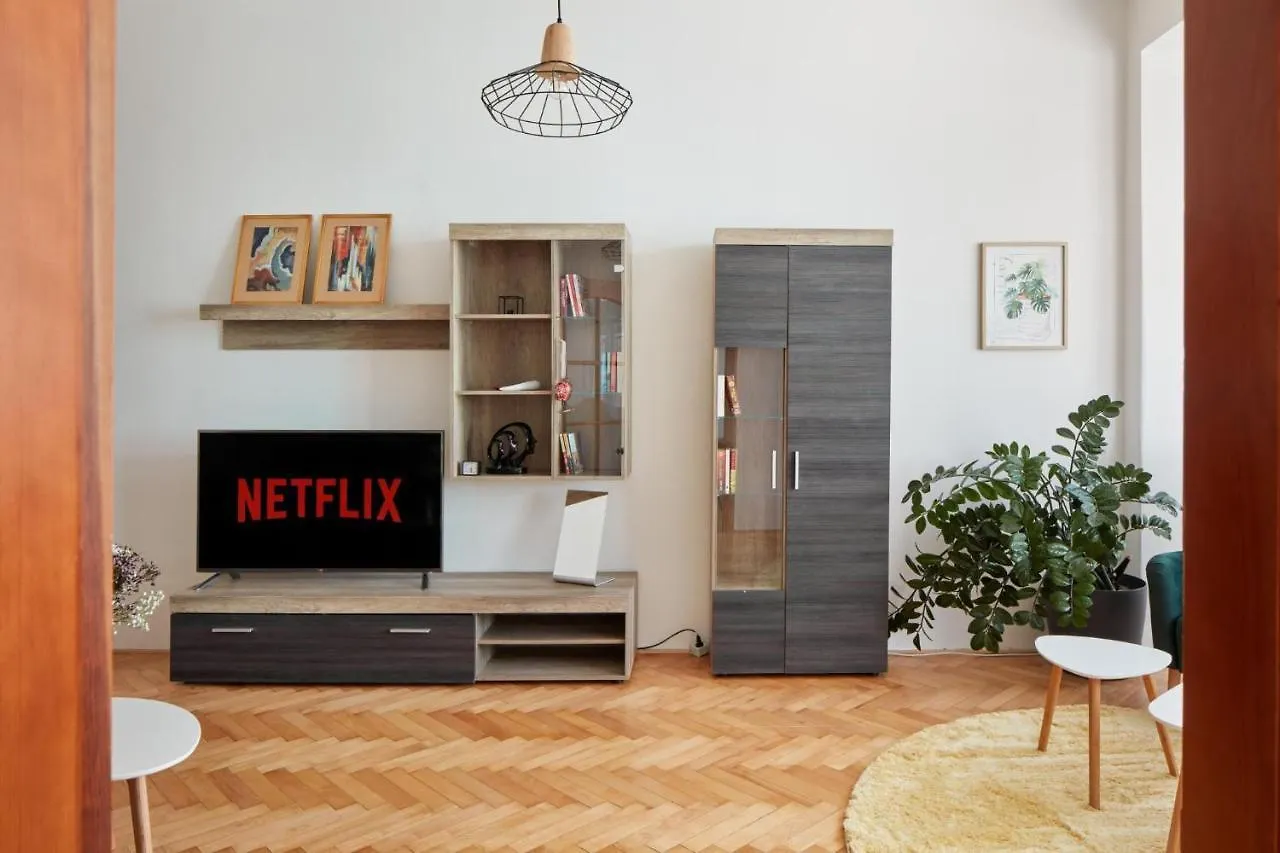 Prague Days - Spacious 3Bdr Apartment - Trendy Neighbourhood